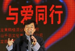 成龍攜“龍家族”武漢公益演出籌款700余萬(wàn)元